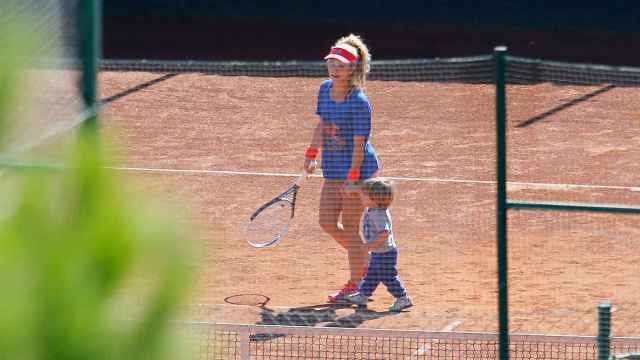 Shakira jugando al tenis con uno de sus hijos.