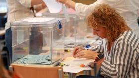 Una mujer en una mesa electoral el pasado 28 de mayo.