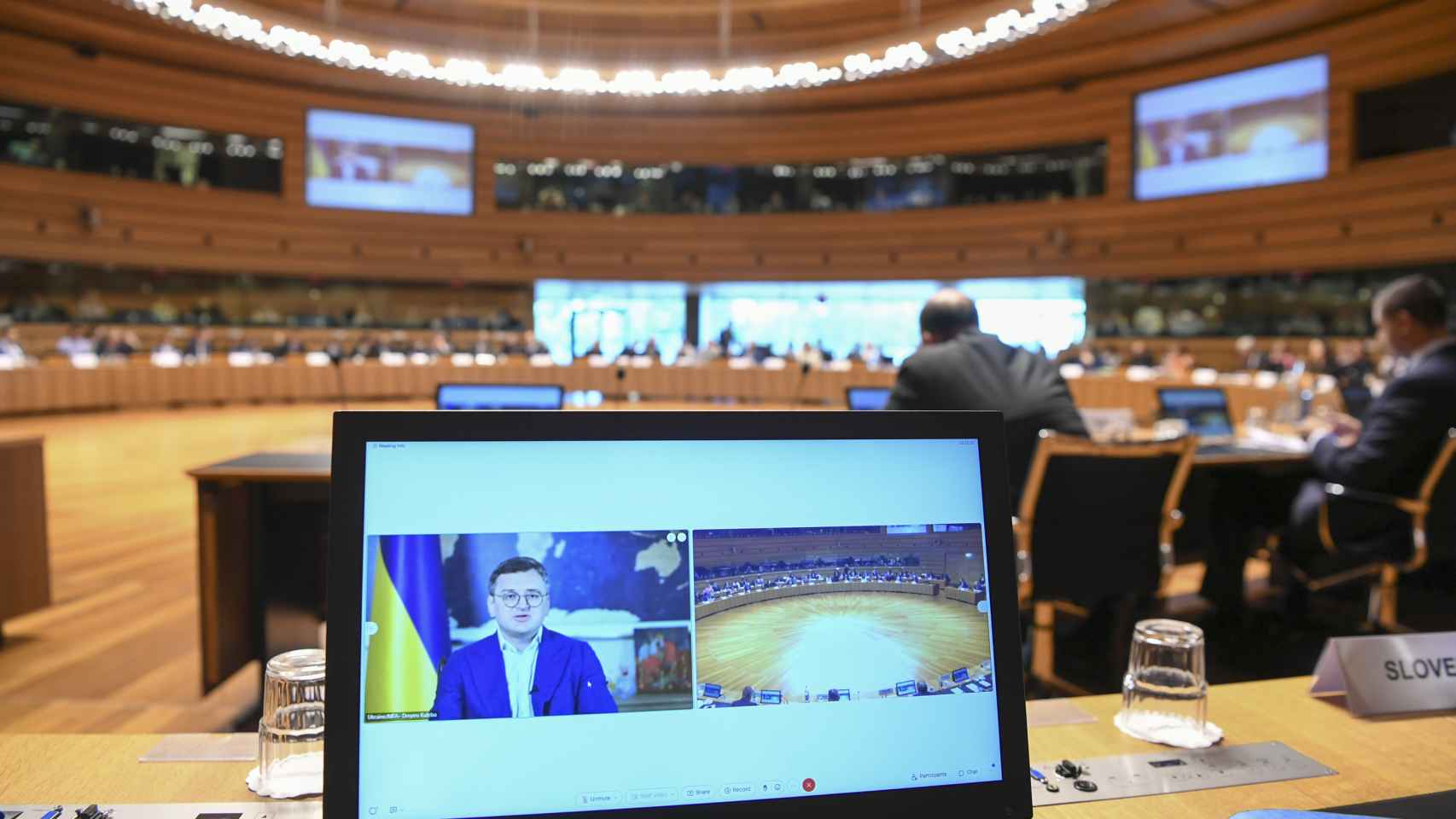 El jefe de la diplomacia ucraniana, Dmitro Kuleba, durante su intervención por videoconferencia en la reunión de ministros de Exteriores de la UE este lunes en Luxemburgo