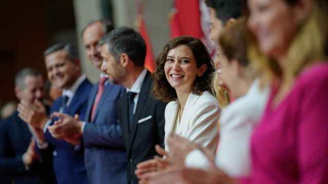 Isabel Díaz Ayuso este lunes, rodeada de sus consejeros, en su jura del cargo en la Real Casa de Correos.