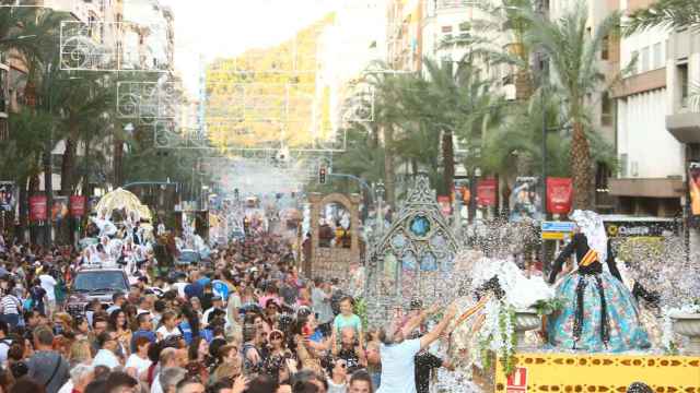 Las carrozas han lanzado dos mil kilos de confeti en el regreso del coso multicolor a Alicante.