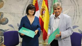 Juan Francisco García Marín, rector de la ULE, y Marga Serna, directora territorial de Banca Comercial de Castilla y León Norte de Unicaja Banco, durante la renovación del convenio de colaboración