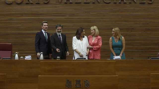 La nueva Mesa del Parlament valenciano, presidida por Llanos Massó, de Vox, este lunes.