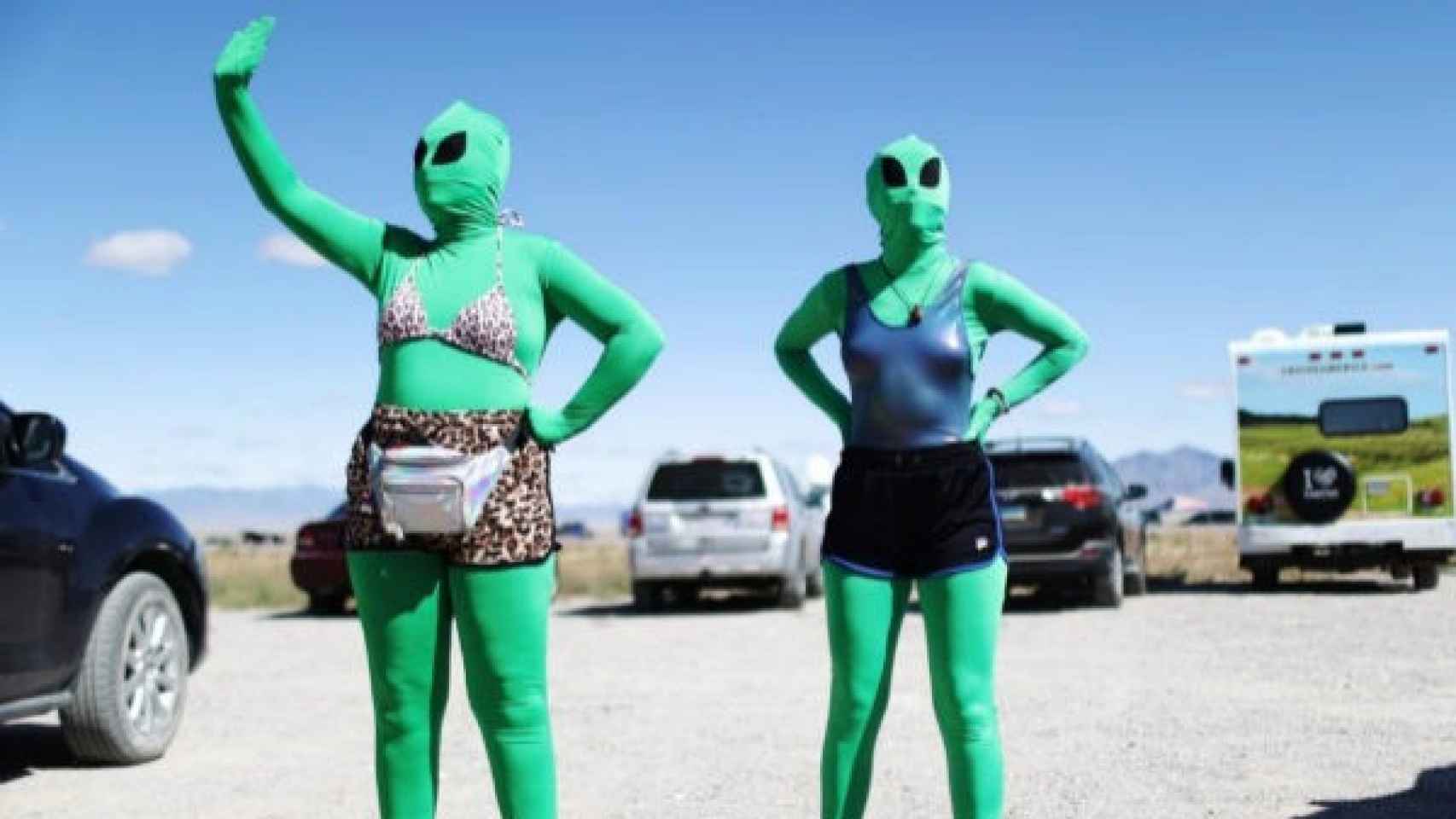 Dos personas disfrazadas de alien en las inmediaciones del Área 51.