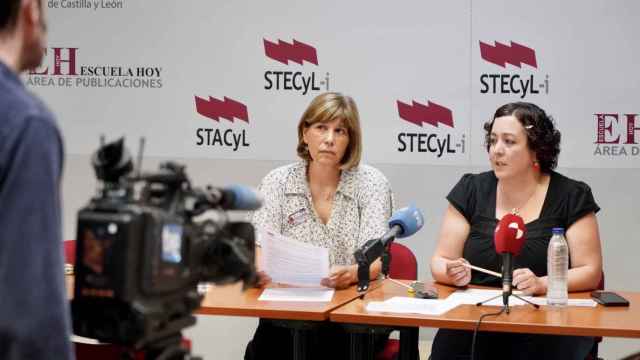 La portavoz de STECyL-i, Christina Fulconis, y la secretaria de Acción Sindical, Teresa Vicente, en la rueda de prensa de este martes.