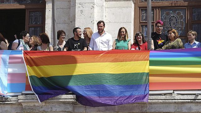 Óscar Puente con una bandera LGTB, junto a Virginia Barcones, en el balcón del Ayuntamiento