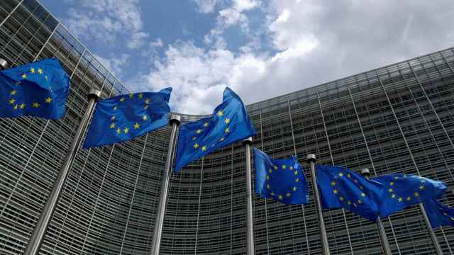 Banderas de la Unión Europea ondean frente a la sede de la Comisión Europea en Bruselas.