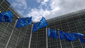 Banderas de la Unión Europea ondean frente a la sede de la Comisión Europea en Bruselas.