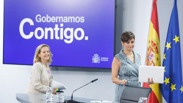 Nadia Calviño, vicepresidenta primera y ministra de Economía junto a Isabel Rodríguez, portavoz del Gobierno, a su llegada al Consejo de Ministros.