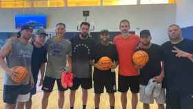 Nicky Jam sorprende jugando al baloncesto en Fuengirola junto a grandes como Berni Rodriguez