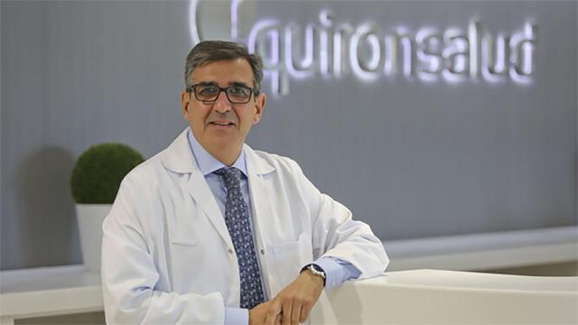 El doctor Rafael López Arévalo del hospital Quirónsalud Málaga.