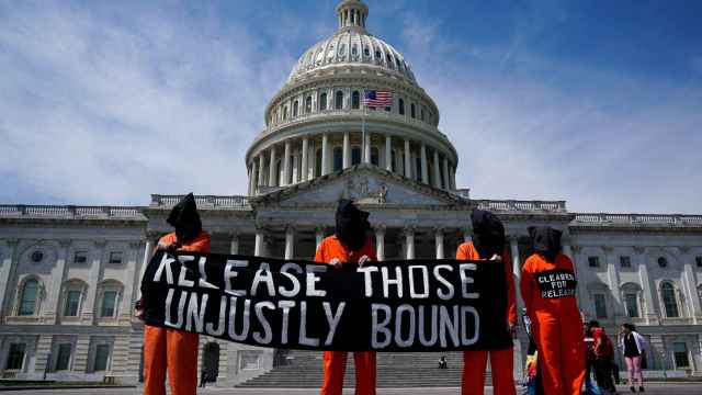 Activistas protestan contra la prisión de EEUU en la Bahía de Guantánamo, frente al Capitolio de EEUU en Washington.