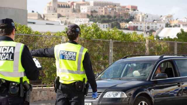 Dos agentes de la Policía Local de Ibiza interactúan con un conductor