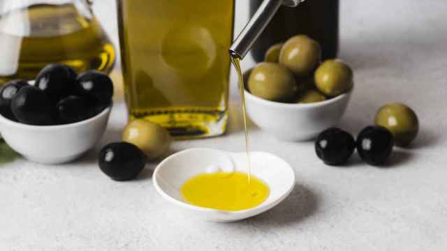 Aceite de oliva y aceitunas.