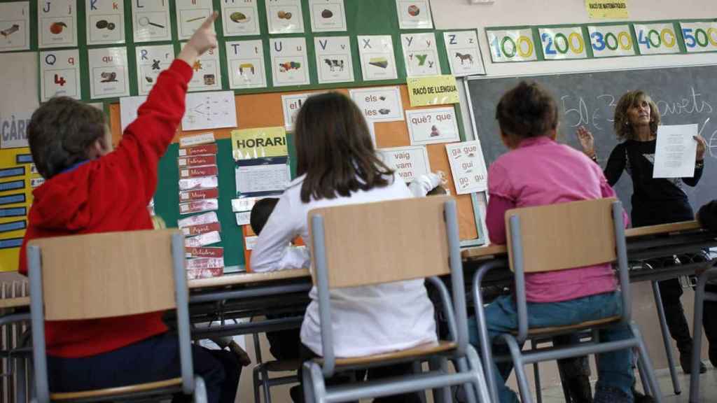 Varios niños dando clase en un colegio español.