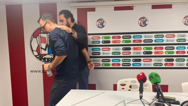 César Villafañe abandona la sala de prensa abrazando a Víctor de Aldama, presidente del Zamora CF