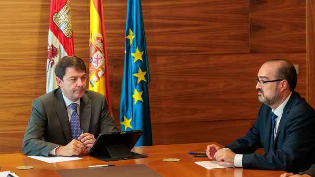El presidente de la Junta, Alfonso Fernández Mañueco, durante su encuentro con el alcalde de Ponferrada, Marco Morala, este miércoles en las Cortes.