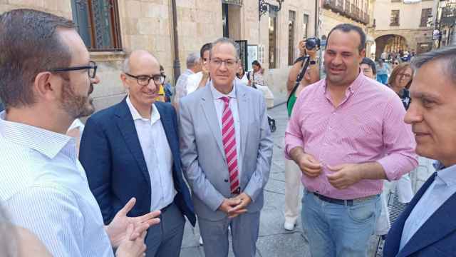 Javier Maroto, junto a diversas autoridades del Partido Popular de Salamanca