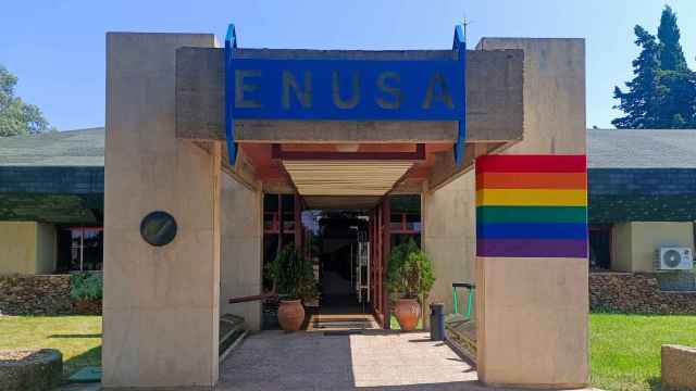 Centro Enusa en Saelices con la bandera LGTBI