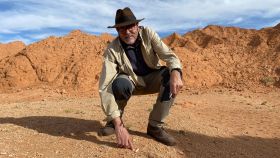 Jordi Serrallonga buscando huevos de dinosaurio en Flaming Cliffs, desierto de Gobi, Mongolia. Foto: Desperta Ferro Ediciones