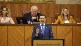 El presidente de la Junta de Andalucía, Juanma Moreno, durante el pleno en el Parlamento andaluz.