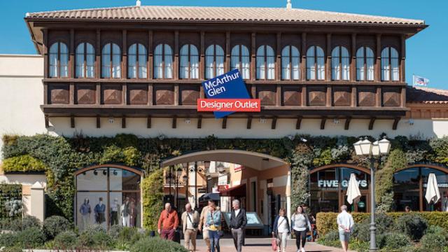 Una de las entradas al McArthurGlen de Málaga.