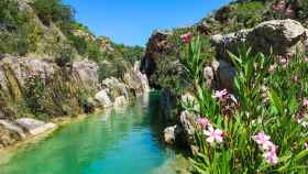 Esta piscina natural con aguas cristalinas es un paraíso en España