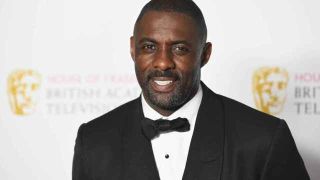 Idris Elba reconoce que renunció a la idea de interpretar a James Bond por los comentarios racistas.