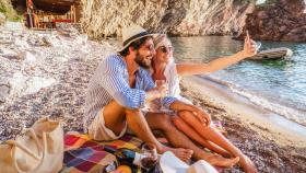 Una pareja disfrutando de un picnic en la playa.