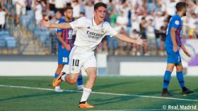 Sergio Arribas celebra un gol con el Castilla