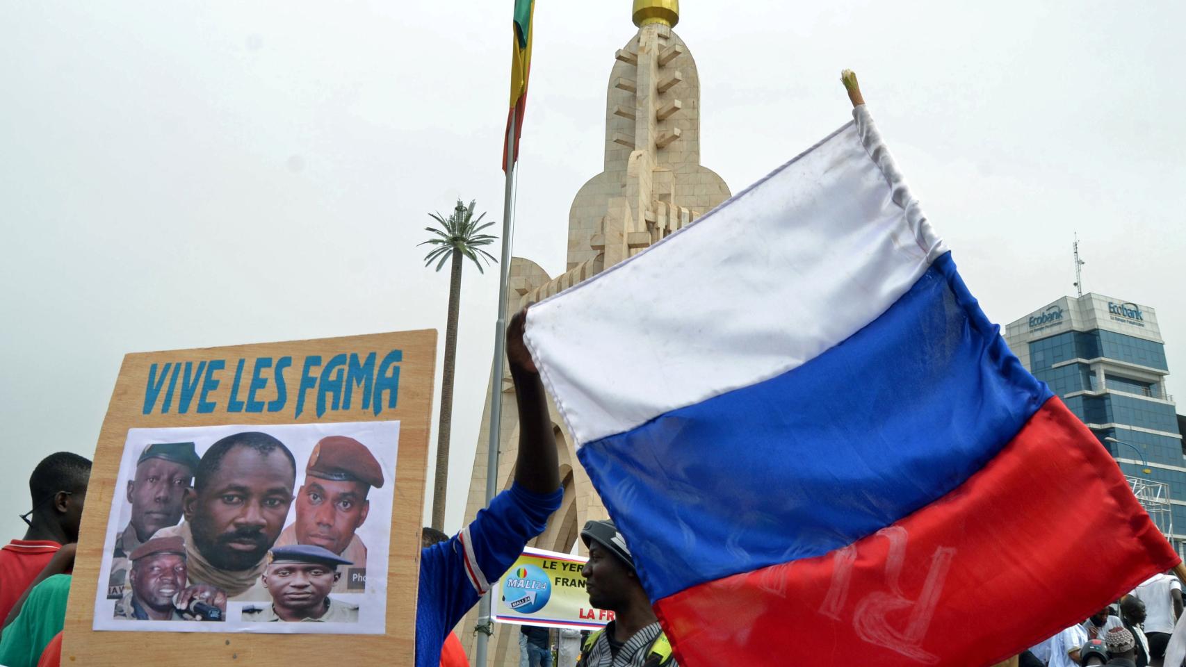 Malians hold the Russian flag during a pro-Armed Forces demonstration in May 2021.