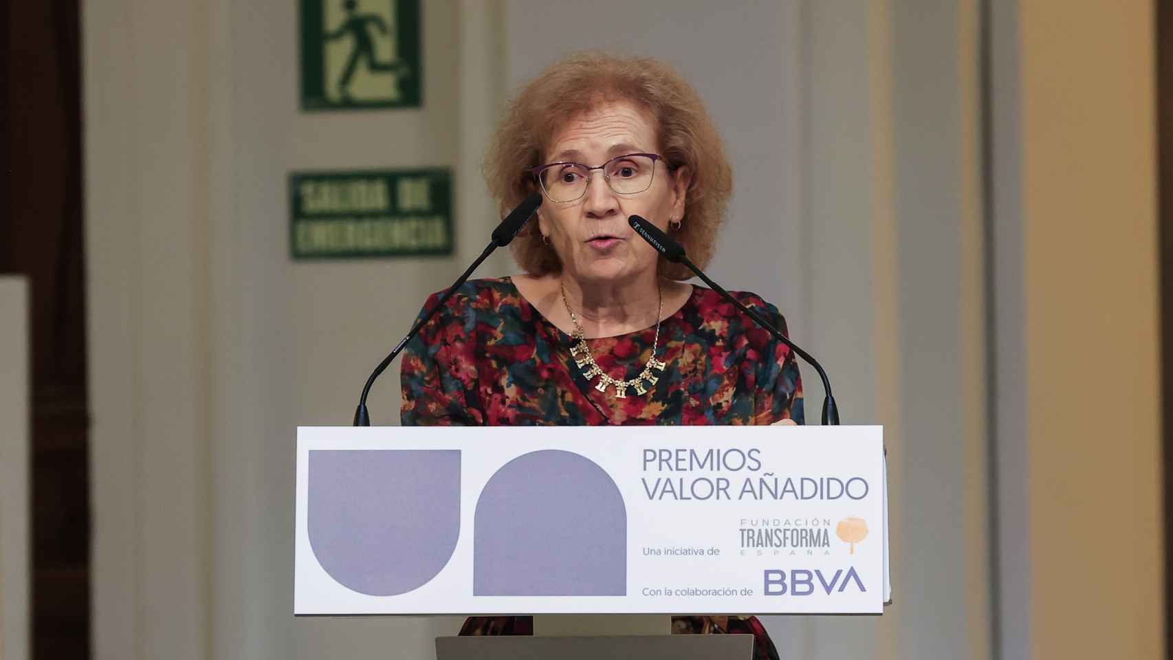 La investigadora Margarita del Val recibe el Premio Valor Añadido a la Ciencia e Investigación durante la gala de entrega de los Premios Valor Añadido.