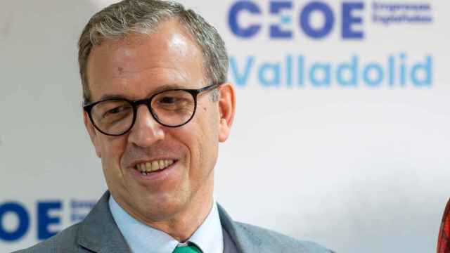 El consejero de Industria, Mariano Veganzones, durante una intervención ante los medios en la sede de la CEOE en Valladolid.
