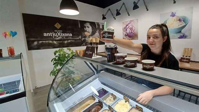 Nerea Corrales, una de las empleadas de la nueva heladería