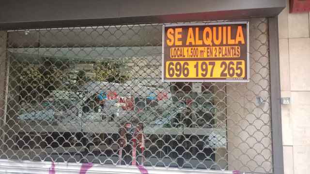 Del histórico centro de salud del barrio cuelga un cartel de se alquila
