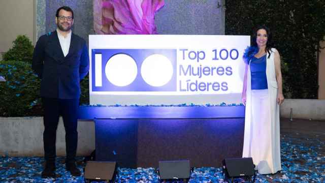 Marc Morillas y Cruz Sánchez de Lara junto al nuevo logo de 'Las Top 100'.