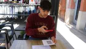 Ciudadano escaneando QR personal para votar por internet