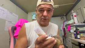 Captura del vídeo de Frank Cuesta dándole de comer a las nuevas nutrias.