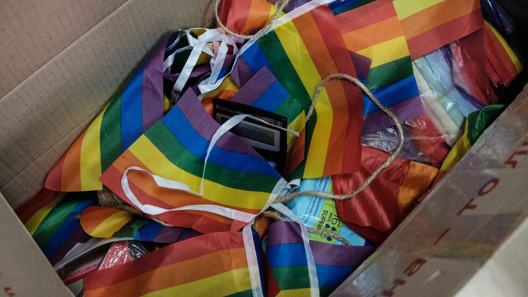 Banderas arco iris, mascarillas y otros elementos que la ONG Sphere utilizó durante la marcha simbólica que organizaron el año pasado
