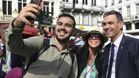 Dos ciudadanos abordan a Sánchez en Bruselas para hacerse un 'selfie' con él, este viernes en Bruselas.