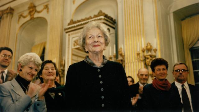 Wislawa Szymborska, poco antes de leer su discurso de aceptación del Premio Nobel de Literatura en diciembre de 1996