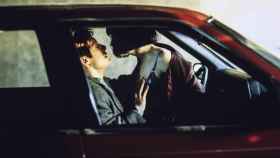 Un fotograma de 'Crash' (1996), película dirigida por David Cronenberg basada en la novela de Ballard