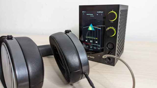 El FiiO R7, con unos auriculares Hifiman Edition XS