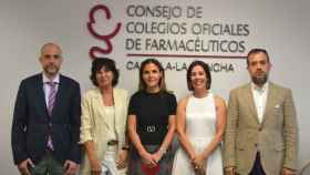 La presidenta del COFCAM, Concepción Sánchez Montero,  junto a los asistentes a la firma con el IMSERSO