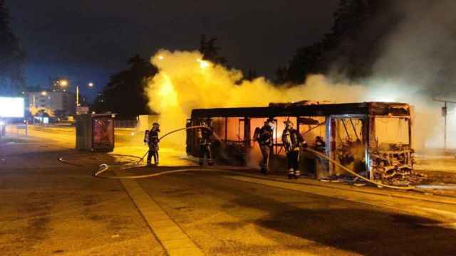 Bomberos apagan un bus en los disturbios de Bruselas