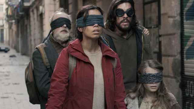 Mario Casas toma el relevo de Sandra Bullock en 'Bird Box Barcelona': así es la secuela del fenómeno de Netflix