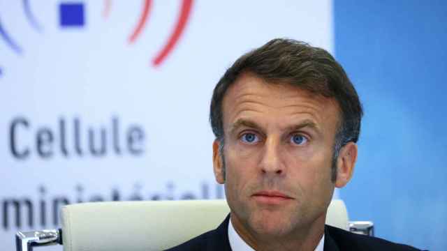 Emmanuel Macron en la reunión de emergencia del Gobierno con motivo de los disturbios desatados en Francia.