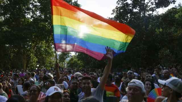 Una bandera del arcoíris durante la manifestación celebrada en Madrid este sábado.
