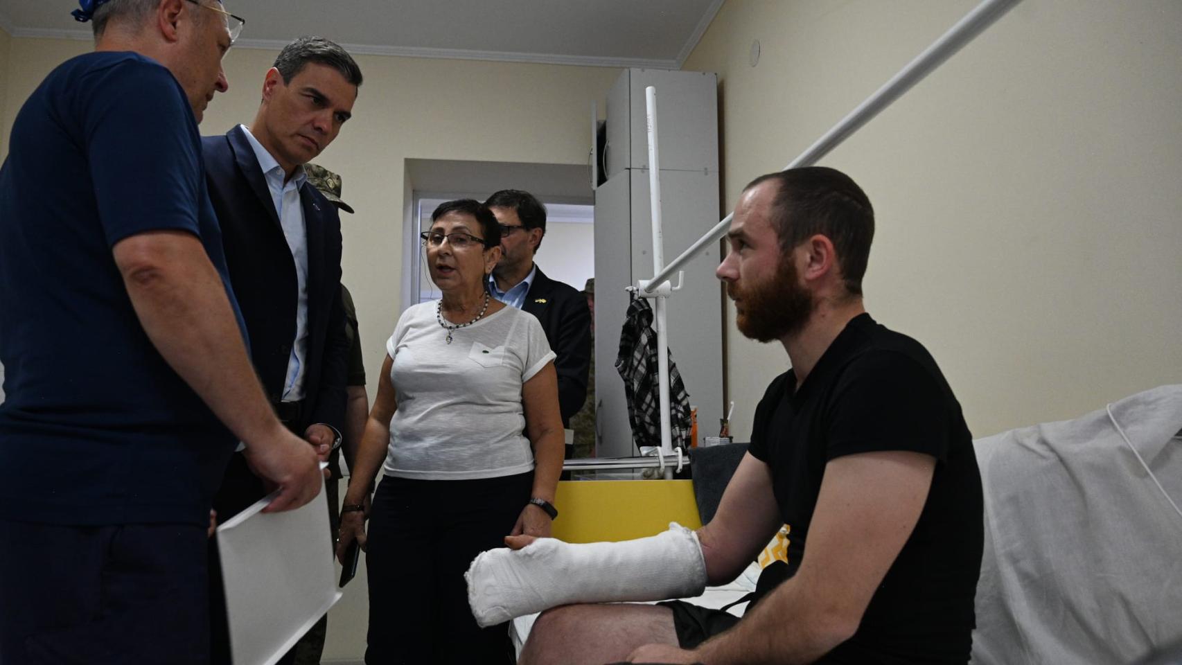 Sánchez visits a hospital in kyiv