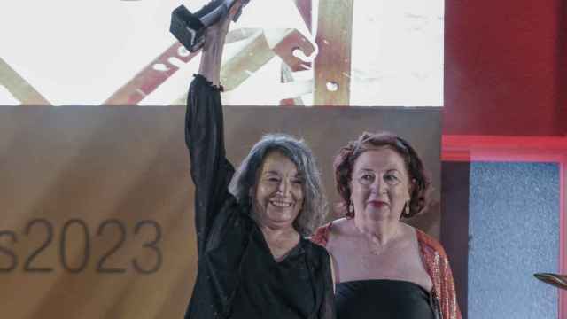 Petra Martínez, con el faro de plata en la gala inaugural del festival de l'Alfàs.